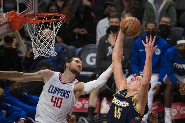 December 26, 2021, Los Angeles, California, USA: Ivica Zubac 40 of the Los Angeles Clippers defends against Nikola Jokic 15 of the Denver Nuggets during their NBA, Basketball Herren, USA game on Sunday December 26, 2021 at Crypto.com Arena in Los Angeles, California. Clippers lose to Nuggets, 100-103 . ARIANA RUIZ PI Los Angeles USA - ZUMAp124 20211226_zaa_p124_009 Copyright: xArianaxRuizx