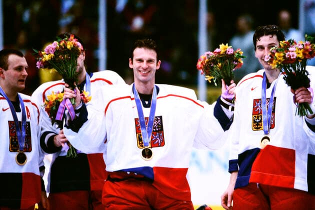 HASEK Dominik Torwart Team Tschechien bei der Siegerehrung mit Goldmedaille Eishockey Finale Tschechien Russland Olympiasieger Tschechien Olympische Winterspiele 1998 in Nagano Japan vom 07. - 22. 02 1998 am 21. 02.1998 in Nagano *** HASEK Dominik goalkeeper team Czech Republic at the award ceremony with gold medal ice hockey final Czech Republic Russia Olympic Champion Czech Republic Olympic Winter Games 1998 in Nagano Japan from 07 22 02 1998 on 21 02 1998 in Nagano