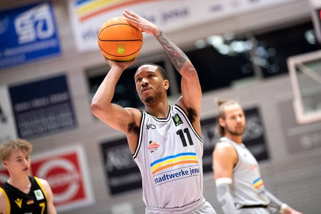 BARMER 2 Basketball Bundesliga Season 2021 2022 Matchday 16 on 27 12 21 Medipolis SC Jena vs Tigers Tübingen Rayshawn Simmons Jena with the free throw, Portait Sparkassen Arena.