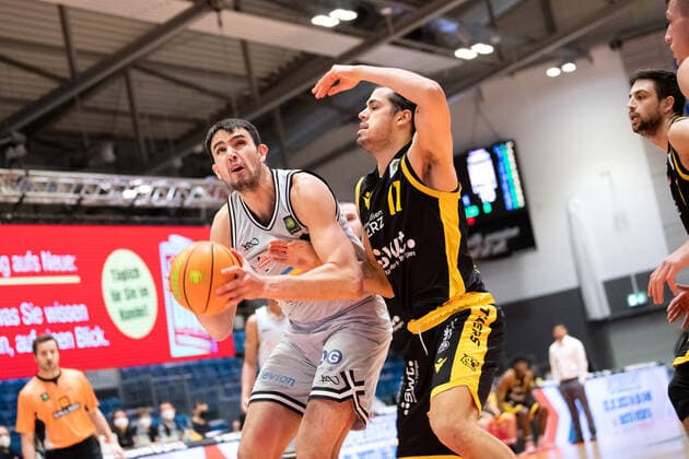 BARMER 2 Basketball Bundesliga Season 2021 2022 Matchday 16 on 27 12 21 Medipolis SC Jena vs Tigers Tübingen v li Alexander Herrera Jena on the ball against Mateo Seric Tübingen Sparkassen Arena