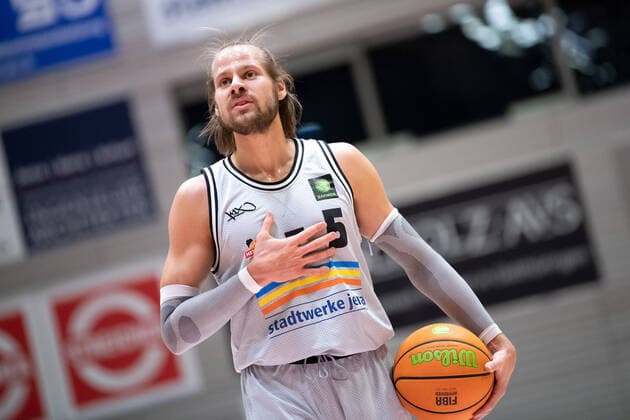BARMER 2 Basketball Bundesliga Saison 2021 2022 Spieltag 16 am 27 12 21 Medipolis SC Jena vs Tigers Tübingen Nico Brauner Jena concentrated before the free throw, portrait Sparkassen Arena