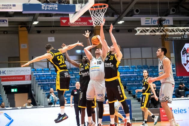BARMER 2 Basketball Bundesliga Season 2021 2022 Matchday 16 on 27 12 21 Medipolis SC Jena vs Tigers Tübingen center Julius Wolf Jena at the basket against 3 opponents v re Daniel Keppeler Tübingen , Bakary Dibba Tübingen and Joanic Grüttner Bacoul Tübingen Sparkassen Arena