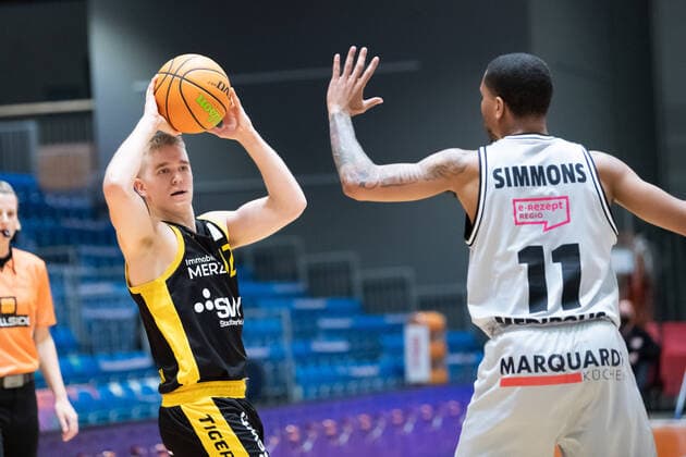 BARMER 2 Basketball Bundesliga season 2021 2022 Matchday 16 on 27 12 21 Medipolis SC Jena vs Tigers Tübingen v li Aatu Alert Kivimaki Tübingen on the ball against Rayshawn Simmons Jena Sparkassen Arena