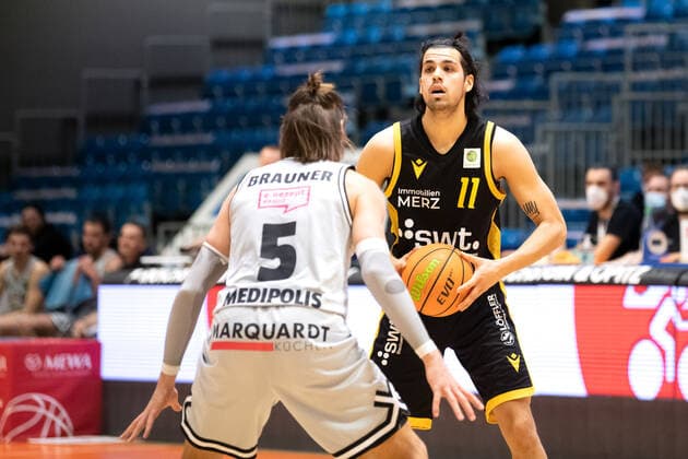 BARMER 2 Basketball Bundesliga Season 2021 2022 Matchday 16 on 27 12 21 Medipolis SC Jena vs Tigers Tübingen v re on the ball Erol Antonio Ersek Tübingen vs Nico Brauner Jena Sparkassen Arena