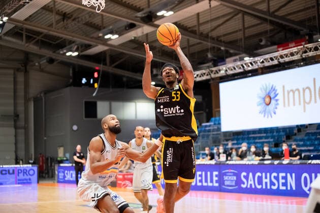 BARMER 2 Basketball Bundesliga Saison 2021 2022 Spieltag 16 am 27 12 21 Medipolis SC Jena vs Tigers Tübingen v re at the basket Isaiah Deion Crawley Tübingen vs Brandon Thomas Jena Sparkassen Arena