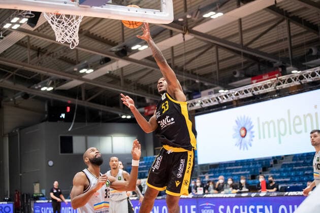 BARMER 2 Basketball Bundesliga Saison 2021 2022 Spieltag 16 am 27 12 21 Medipolis SC Jena vs Tigers Tübingen v re at the basket Isaiah Deion Crawley Tübingen vs Brandon Thomas Jena Sparkassen Arena