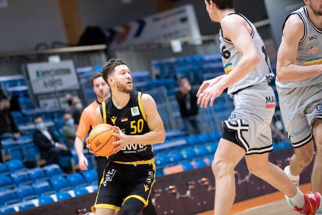 BARMER 2 Basketball Bundesliga Season 2021 2022 Matchday 16 on 27 12 21 Medipolis SC Jena vs Tigers Tübingen left Joanic Grüttner Bacoul Tübingen Sparkassen Arena