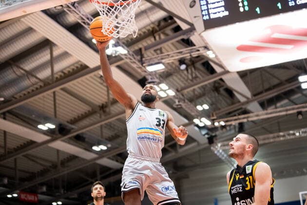 BARMER 2 Basketball Bundesliga Saison 2021 2022 Spieltag 16 am 27 12 21 Medipolis SC Jena vs Tigers Tübingen center Brandon Thomas Jena with the basket success, right Daniel Keppeler Tübingen Sparkassen Arena