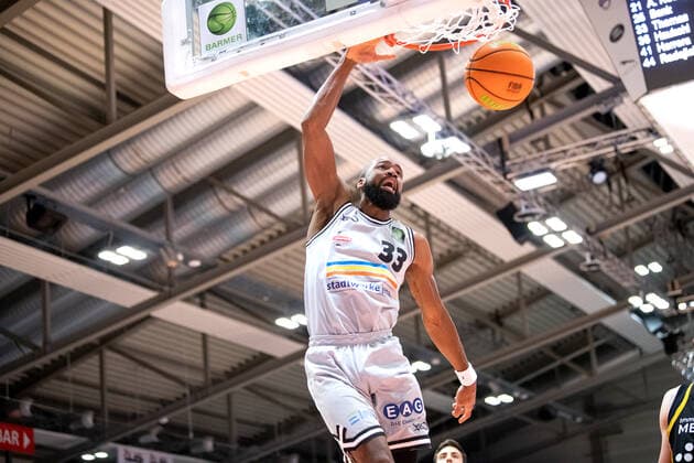 BARMER 2 Basketball Bundesliga Saison 2021 2022 Spieltag 16 am 27 12 21 Medipolis SC Jena vs Tigers Tübingen Brandon Thomas Jena with the Dunking Sparkassen Arena