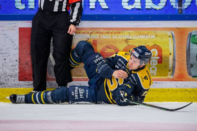 211227 Södertäljes Emil Alba is in pain during the ice hockey match in the Hockeyallsvenskan between Södertälje and Troja Ljungby on December 27, 2021 in Södertälje,  Copyright: JESPERxZERMAN BB211227JZ019