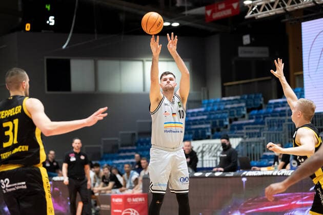 BARMER 2 Basketball Bundesliga Saison 2021 2022 Spieltag 16 am 27 12 21 Medipolis SC Jena vs Tigers Tübingen Mitte Julius Wolf Jena with a successful 3 point shot Sparkassen Arena