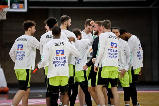 medi bayreuth ALBA Berlinl , Basketball, Bundesliga, BBL, Spieltag 13, Spielzeit 2021 2022, 27 12 2021, medi bayreuth ALBA Berlin , Basketball, Bundesliga, BBL, Spieltag 13, Spielzeit 2021 2022, 27 12 2021, Foto EIBNER Thorsten Ochs Chemnitz Copyright: xEibner-Pressefoto ThorstenxOchsx EP_TOS