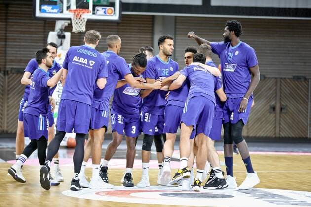 medi bayreuth ALBA Berlinl , Basketball, Bundesliga, BBL, Spieltag 13, Spielzeit 2021 2022, 27 12 2021, medi bayreuth ALBA Berlin , Basketball, Bundesliga, BBL, Spieltag 13, Spielzeit 2021 2022, 27 12 2021, Foto EIBNER Thorsten Ochs Chemnitz Copyright: xEibner-Pressefoto ThorstenxOchsx EP_TOS