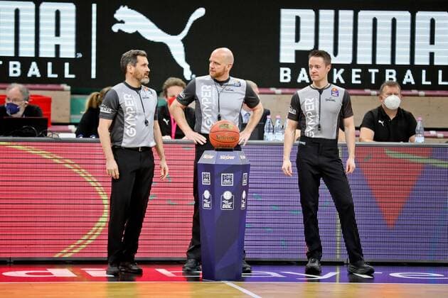 medi bayreuth ALBA Berlinl , Basketball, Bundesliga, BBL, Spieltag 13, Spielzeit 2021 2022, 27 12 2021, medi bayreuth ALBA Berlin , Basketball, Bundesliga, BBL, Spieltag 13, Spielzeit 2021 2022, 27 12 2021, Foto EIBNER Thorsten Ochs Chemnitz Copyright: xEibner-Pressefoto ThorstenxOchsx EP_TOS