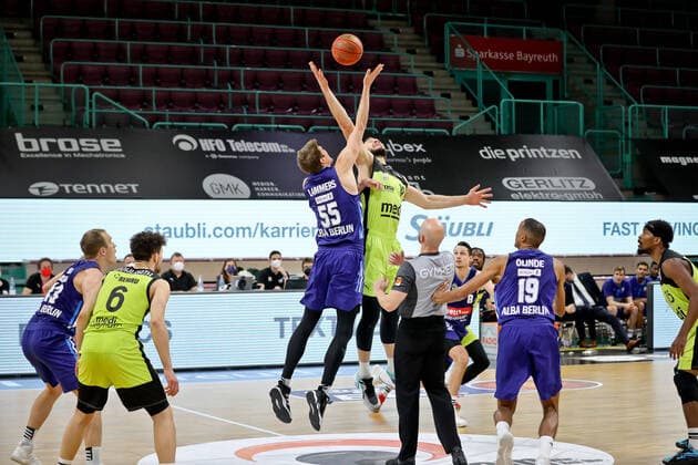 medi bayreuth ALBA Berlinl , Basketball, Bundesliga, BBL, Spieltag 13, Spielzeit 2021 2022, 27 12 2021, medi bayreuth ALBA Berlin , Basketball, Bundesliga, BBL, Spieltag 13, Spielzeit 2021 2022, 27 12 2021, Foto EIBNER Thorsten Ochs Chemnitz Copyright: xEibner-Pressefoto ThorstenxOchsx EP_TOS