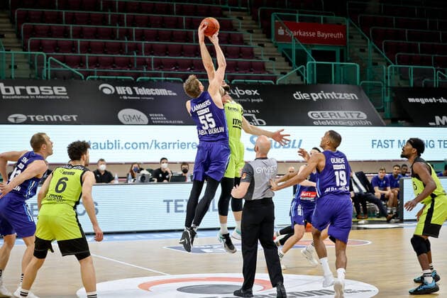medi bayreuth ALBA Berlinl , Basketball, Bundesliga, BBL, Spieltag 13, Spielzeit 2021 2022, 27 12 2021, medi bayreuth ALBA Berlin , Basketball, Bundesliga, BBL, Spieltag 13, Spielzeit 2021 2022, 27 12 2021, Foto EIBNER Thorsten Ochs Chemnitz Copyright: xEibner-Pressefoto ThorstenxOchsx EP_TOS