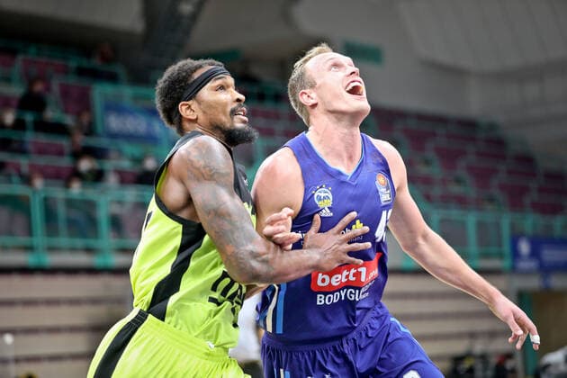 medi bayreuth ALBA Berlinl , Basketball, Bundesliga, BBL, Spieltag 13, Spielzeit 2021 2022, 27 12 2021, medi bayreuth ALBA Berlin , Basketball, Bundesliga, BBL, Spieltag 13, Spielzeit 2021 2022, 27 12 2021, Foto EIBNER Thorsten Ochs Chemnitz Copyright: xEibner-Pressefoto ThorstenxOchsx EP_TOS