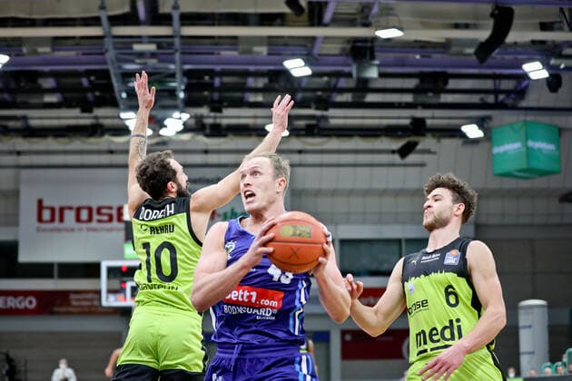 medi bayreuth ALBA Berlinl , Basketball, Bundesliga, BBL, Spieltag 13, Spielzeit 2021 2022, 27 12 2021, medi bayreuth ALBA Berlin , Basketball, Bundesliga, BBL, Spieltag 13, Spielzeit 2021 2022, 27 12 2021, Foto EIBNER Thorsten Ochs Chemnitz Copyright: xEibner-Pressefoto ThorstenxOchsx EP_TOS