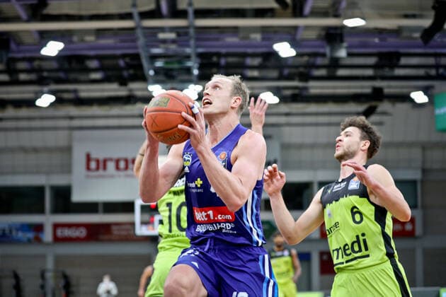 medi bayreuth ALBA Berlinl , Basketball, Bundesliga, BBL, Spieltag 13, Spielzeit 2021 2022, 27 12 2021, medi bayreuth ALBA Berlin , Basketball, Bundesliga, BBL, Spieltag 13, Spielzeit 2021 2022, 27 12 2021, Foto EIBNER Thorsten Ochs Chemnitz Copyright: xEibner-Pressefoto ThorstenxOchsx EP_TOS