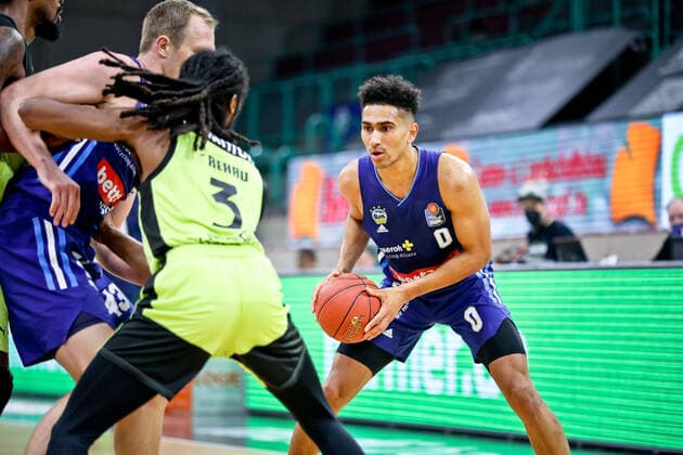 medi bayreuth ALBA Berlinl , Basketball, Bundesliga, BBL, Spieltag 13, Spielzeit 2021 2022, 27 12 2021, medi bayreuth ALBA Berlin , Basketball, Bundesliga, BBL, Spieltag 13, Spielzeit 2021 2022, 27 12 2021, Foto EIBNER Thorsten Ochs Chemnitz Copyright: xEibner-Pressefoto ThorstenxOchsx EP_TOS