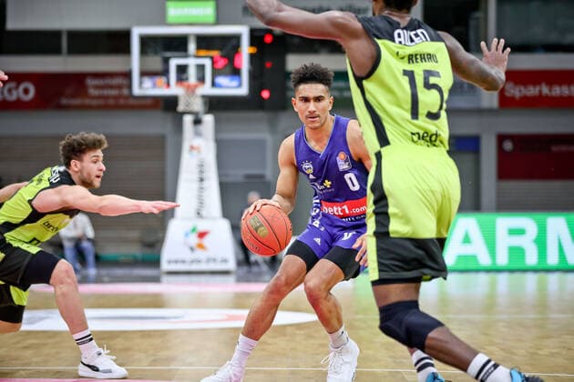 medi bayreuth ALBA Berlinl , Basketball, Bundesliga, BBL, Spieltag 13, Spielzeit 2021 2022, 27 12 2021, medi bayreuth ALBA Berlin , Basketball, Bundesliga, BBL, Spieltag 13, Spielzeit 2021 2022, 27 12 2021, Foto EIBNER Thorsten Ochs Chemnitz Copyright: xEibner-Pressefoto ThorstenxOchsx EP_TOS