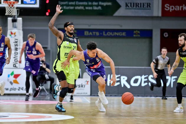 medi bayreuth ALBA Berlinl , Basketball, Bundesliga, BBL, Spieltag 13, Spielzeit 2021 2022, 27 12 2021, medi bayreuth ALBA Berlin , Basketball, Bundesliga, BBL, Spieltag 13, Spielzeit 2021 2022, 27 12 2021, Foto EIBNER Thorsten Ochs Chemnitz Copyright: xEibner-Pressefoto ThorstenxOchsx EP_TOS