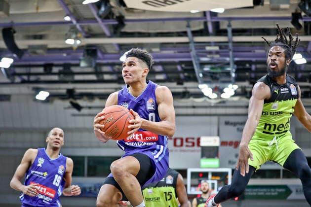 medi bayreuth ALBA Berlinl , Basketball, Bundesliga, BBL, Spieltag 13, Spielzeit 2021 2022, 27 12 2021, medi bayreuth ALBA Berlin , Basketball, Bundesliga, BBL, Spieltag 13, Spielzeit 2021 2022, 27 12 2021, Foto EIBNER Thorsten Ochs Chemnitz Copyright: xEibner-Pressefoto ThorstenxOchsx EP_TOS