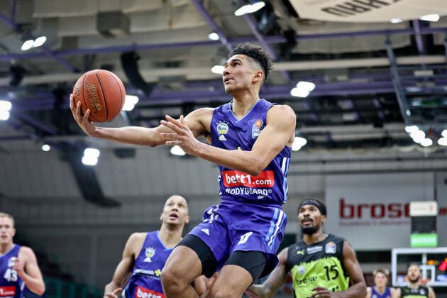medi bayreuth ALBA Berlinl , Basketball, Bundesliga, BBL, Spieltag 13, Spielzeit 2021 2022, 27 12 2021, medi bayreuth ALBA Berlin , Basketball, Bundesliga, BBL, Spieltag 13, Spielzeit 2021 2022, 27 12 2021, Foto EIBNER Thorsten Ochs Chemnitz Copyright: xEibner-Pressefoto ThorstenxOchsx EP_TOS