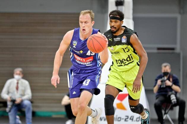 medi bayreuth ALBA Berlinl , Basketball, Bundesliga, BBL, Spieltag 13, Spielzeit 2021 2022, 27 12 2021, medi bayreuth ALBA Berlin , Basketball, Bundesliga, BBL, Spieltag 13, Spielzeit 2021 2022, 27 12 2021, Foto EIBNER Thorsten Ochs Chemnitz Copyright: xEibner-Pressefoto ThorstenxOchsx EP_TOS