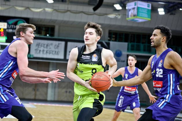 medi bayreuth ALBA Berlinl , Basketball, Bundesliga, BBL, Spieltag 13, Spielzeit 2021 2022, 27 12 2021, medi bayreuth ALBA Berlin , Basketball, Bundesliga, BBL, Spieltag 13, Spielzeit 2021 2022, 27 12 2021, Foto EIBNER Thorsten Ochs Chemnitz Copyright: xEibner-Pressefoto ThorstenxOchsx EP_TOS