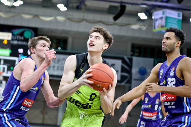 medi bayreuth ALBA Berlinl , Basketball, Bundesliga, BBL, Spieltag 13, Spielzeit 2021 2022, 27 12 2021, medi bayreuth ALBA Berlin , Basketball, Bundesliga, BBL, Spieltag 13, Spielzeit 2021 2022, 27 12 2021, Foto EIBNER Thorsten Ochs Chemnitz Copyright: xEibner-Pressefoto ThorstenxOchsx EP_TOS