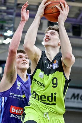 medi bayreuth ALBA Berlinl , Basketball, Bundesliga, BBL, Spieltag 13, Spielzeit 2021 2022, 27 12 2021, medi bayreuth ALBA Berlin , Basketball, Bundesliga, BBL, Spieltag 13, Spielzeit 2021 2022, 27 12 2021, Foto EIBNER Thorsten Ochs Chemnitz Copyright: xEibner-Pressefoto ThorstenxOchsx EP_TOS