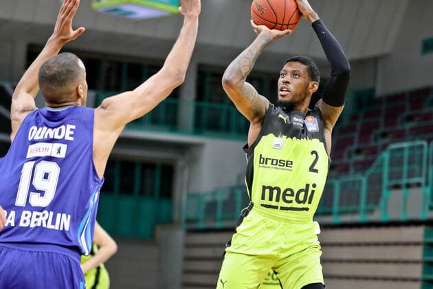 medi bayreuth ALBA Berlinl , Basketball, Bundesliga, BBL, Spieltag 13, Spielzeit 2021 2022, 27 12 2021, medi bayreuth ALBA Berlin , Basketball, Bundesliga, BBL, Spieltag 13, Spielzeit 2021 2022, 27 12 2021, Foto EIBNER Thorsten Ochs Chemnitz Copyright: xEibner-Pressefoto ThorstenxOchsx EP_TOS
