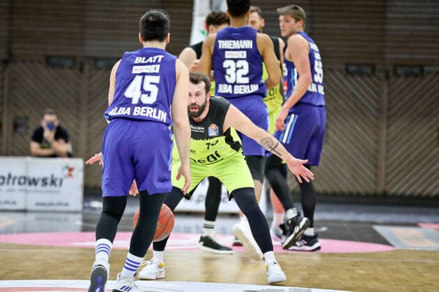 medi bayreuth ALBA Berlinl , Basketball, Bundesliga, BBL, Spieltag 13, Spielzeit 2021 2022, 27 12 2021, medi bayreuth ALBA Berlin , Basketball, Bundesliga, BBL, Spieltag 13, Spielzeit 2021 2022, 27 12 2021, Foto EIBNER Thorsten Ochs Chemnitz Copyright: xEibner-Pressefoto ThorstenxOchsx EP_TOS