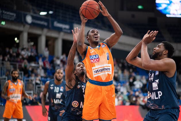 Semaj Christon Ratiopharm Ulm in duel with Robert Lowery Jr Academics Heidelberg , Keith Wright Academics Heidelberg , GER, MLP Academics Heidelberg vs Ratiopharm Ulm, 27 12 2021, 13 Spieltag easycredit Basketball Bundesliga, Spielzeit 2021 2022 GER, MLP Academics Heidelberg vs Ratiopharm Ulm, 27 12 2021, 13 Spieltag easycredit Basketball Bundesliga, Spielzeit 2021 2022 Heidelberg Copyright: xEibner MichaelxMemmlerx EP_MMR