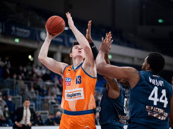 Nicolas Bretzel Ratiopharm Ulm in a duel with Keith Wright Academics Heidelberg , GER, MLP Academics Heidelberg vs Ratiopharm Ulm, 27 12 2021, 13 matchday easycredit Basketball Bundesliga, season 2021 2022 GER, MLP Academics Heidelberg vs Ratiopharm Ulm, 27 12 2021, 13 matchday easycredit Basketball Bundesliga, season 2021 2022 Heidelberg Copyright: xEibner MichaelxMemmlerx EP_MMR