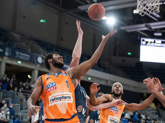 Cristiano Felicio Ratiopharm Ulm at the basket against Maximilian Ugrai Academics Heidelberg , GER, MLP Academics Heidelberg vs Ratiopharm Ulm, 27 12 2021, 13 Matchday easycredit Basketball Bundesliga, Season 2021 2022 GER, MLP Academics Heidelberg vs Ratiopharm Ulm, 27 12 2021, 13 Matchday easycredit Basketball Bundesliga, Season 2021 2022 Heidelberg Copyright: xEibner MichaelxMemmlerx EP_MMR
