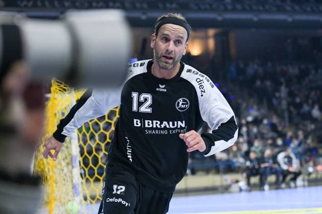27 12 2021, xlakx, Handball Bundesliga, Fuechse Berlin MT Melsungen emspor, v l Silvio Heinevetter MT Melsungen No 12 Berlin