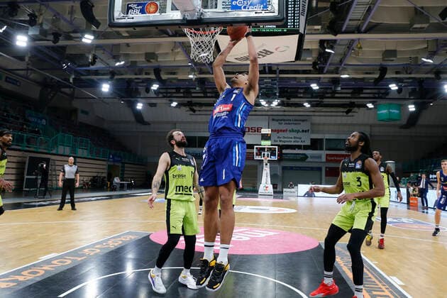 13 Matchday of the easyCredit BBL Basketball Bundesliga in the Oberfrankenhalle in Bayreuth Season 2021 2022 Medi Bayreuth vs ALBA Berlin Bastian Doreth Medi Bayreuth 10 left Oscar da Silva ALBA Berlin 1 right