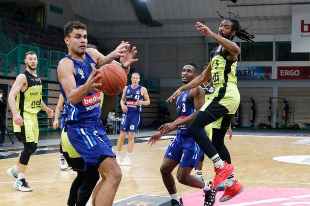 13 Matchday of the easyCredit BBL Basketball Bundesliga at the Oberfrankenhalle in Bayreuth Season 2021 2022 Medi Bayreuth vs ALBA Berlin Marcus Thornton Medi Bayreuth 3 right Oscar da Silva ALBA Berlin 1 left