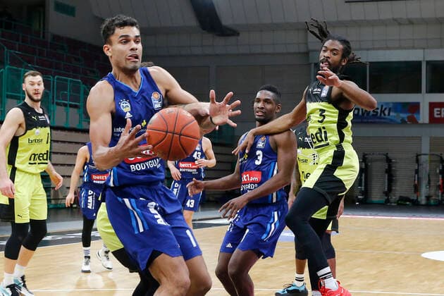 13 Matchday of the easyCredit BBL Basketball Bundesliga at the Oberfrankenhalle in Bayreuth Season 2021 2022 Medi Bayreuth vs ALBA Berlin Marcus Thornton Medi Bayreuth 3 right Oscar da Silva ALBA Berlin 1 left