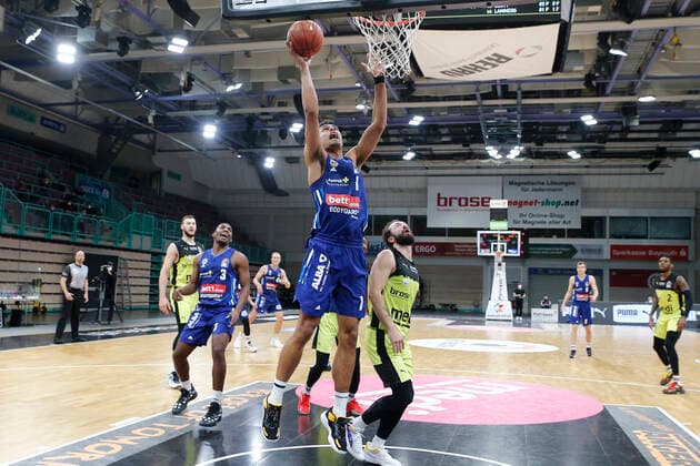 13 Matchday of the easyCredit BBL Basketball Bundesliga in the Oberfrankenhalle in Bayreuth Season 2021 2022 Medi Bayreuth vs ALBA Berlin Bastian Doreth Medi Bayreuth 10 right Oscar da Silva ALBA Berlin 1 left