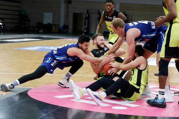 13 Matchday of the easyCredit BBL Basketball Bundesliga at Oberfrankenhalle in Bayreuth Season 2021 2022 Medi Bayreuth vs ALBA Berlin Martynas Sajus Medi Bayreuth 19 2 v left Bastian Doreth Medi Bayreuth 10 2 v right Tamir Blatt ALBA Berlin 45 left Lukas Sikma ALBA Berlin 43 right