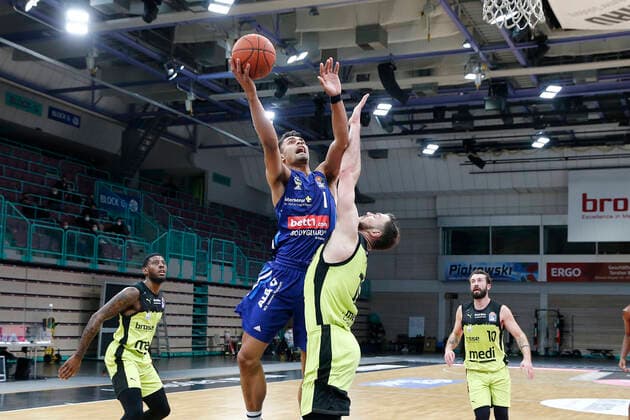 13 Matchday of the easyCredit BBL Basketball Bundesliga at the Oberfrankenhalle in Bayreuth Season 2021 2022 Medi Bayreuth vs ALBA Berlin Martynas Sajus Medi Bayreuth 19 right Oscar da Silva ALBA Berlin 1 left