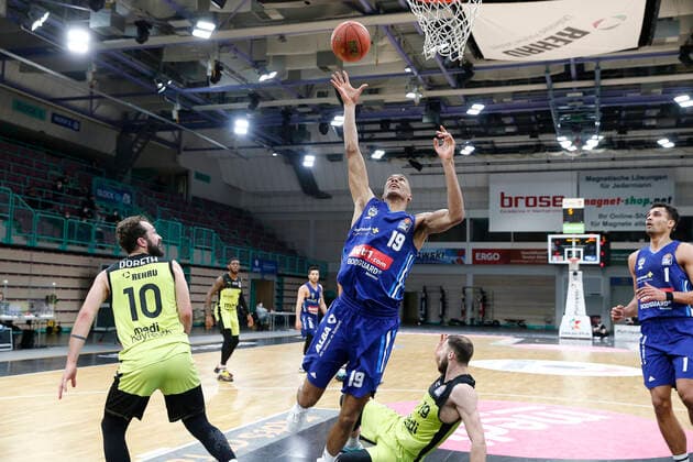 13 Matchday of the easyCredit BBL Basketball Bundesliga at the Oberfrankenhalle in Bayreuth Season 2021 2022 Medi Bayreuth vs ALBA Berlin Bastian Doreth Medi Bayreuth 10 left Louis Olinde ALBA Berlin 19 right