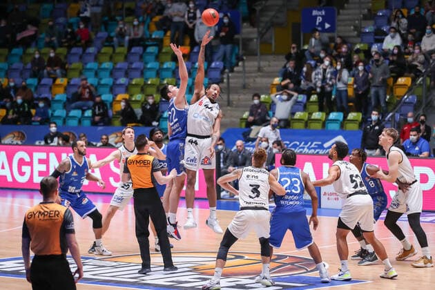 DeBisschop Brooks, Fraport Skyliners, 22 ,Atkins Darion, Niners Chemnitz, 44 , , GER,Basketball, BBL, Fraport Skyliners vs Niners Chemnitz,27 12 2021, Frankfurt. Copyright: xEibner-Pressefoto UlrichxScherbaumx EP_usm