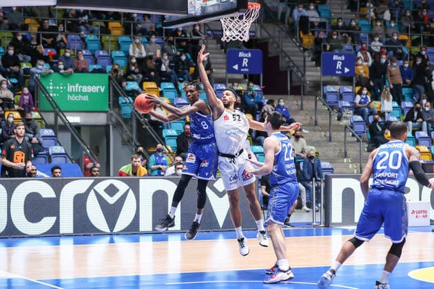 Schoormann Len Adam, Fraport Skyliners, 6 ,Lockett Trent, Niners Chemnitz, 52 ,DeBisschop Brooks, Fraport Skyliners, 22 , , GER,Basketball, BBL, Fraport Skyliners vs Niners Chemnitz,27 12 2021, Frankfurt. Copyright: xEibner-Pressefoto UlrichxScherbaumx EP_usm