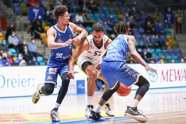 Lockett Trent, Niners Chemnitz, 52 ,Badio Brancou, Fraport Skyliners, 8 , , GER,Basketball, BBL, Fraport Skyliners vs Niners Chemnitz,27 12 2021, Frankfurt. Copyright: xEibner-Pressefoto UlrichxScherbaumx EP_usm