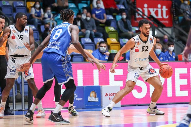 Badio Brancou, Fraport Skyliners, 8 , Lockett Trent, Niners Chemnitz, 52 , , GER,Basketball, BBL, Fraport Skyliners vs Niners Chemnitz,27 12 2021, Frankfurt. Copyright: xEibner-Pressefoto UlrichxScherbaumx EP_usm
