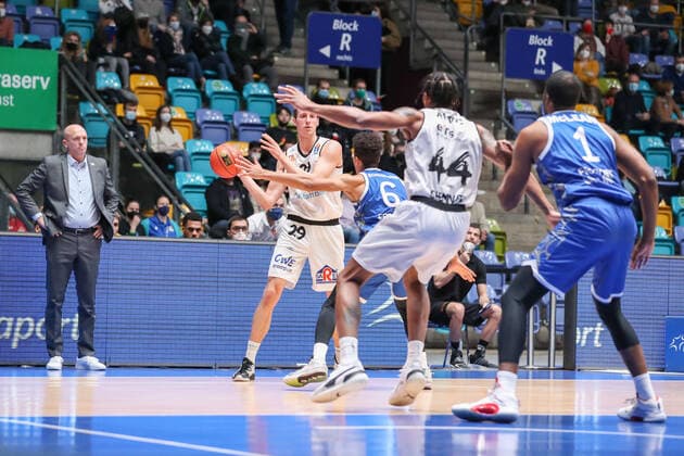 Pastore Rodrigo, HC Niners Chemnitz , Susinskas Mindaugas, Niners Chemnitz, 29 ,Atkins Darion, Niners Chemnitz, 44 ,McLean Jamel, Fraport Skyliners, 1 , , GER,Basketball, BBL, Fraport Skyliners vs Niners Chemnitz,27 12 2021, Frankfurt. Copyright: xEibner-Pressefoto UlrichxScherbaumx EP_usm